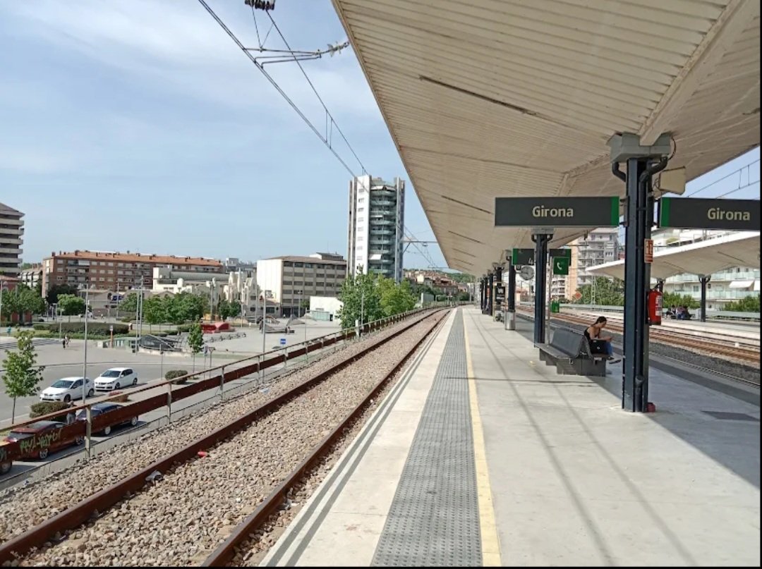 Metatron19's tweet photo. Nueva mañana indignante en las vías ferroviarias #Girona.Para ir a #Barcelona,ni AVEs,ni MD/Rodalíes. Retrasos descomunales por todas partes,trenes suprimidos e información Q llega tarde y mal.Y el #DesGovern de inútiles de @salvadorilla,y la #Generalitat,ni está ni se le espera https://t.co/UJrMKCk86y