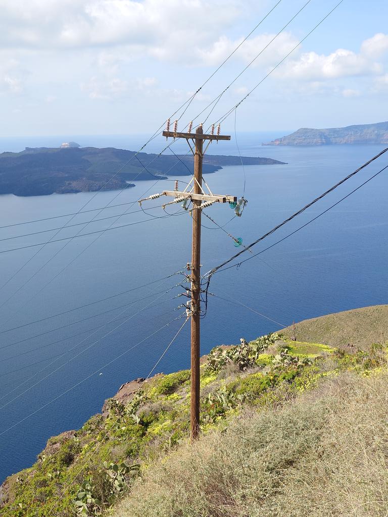 sho_ishi's tweet image. 全てが木製の電柱。
味がある。
#Santorini 
2026/3/3