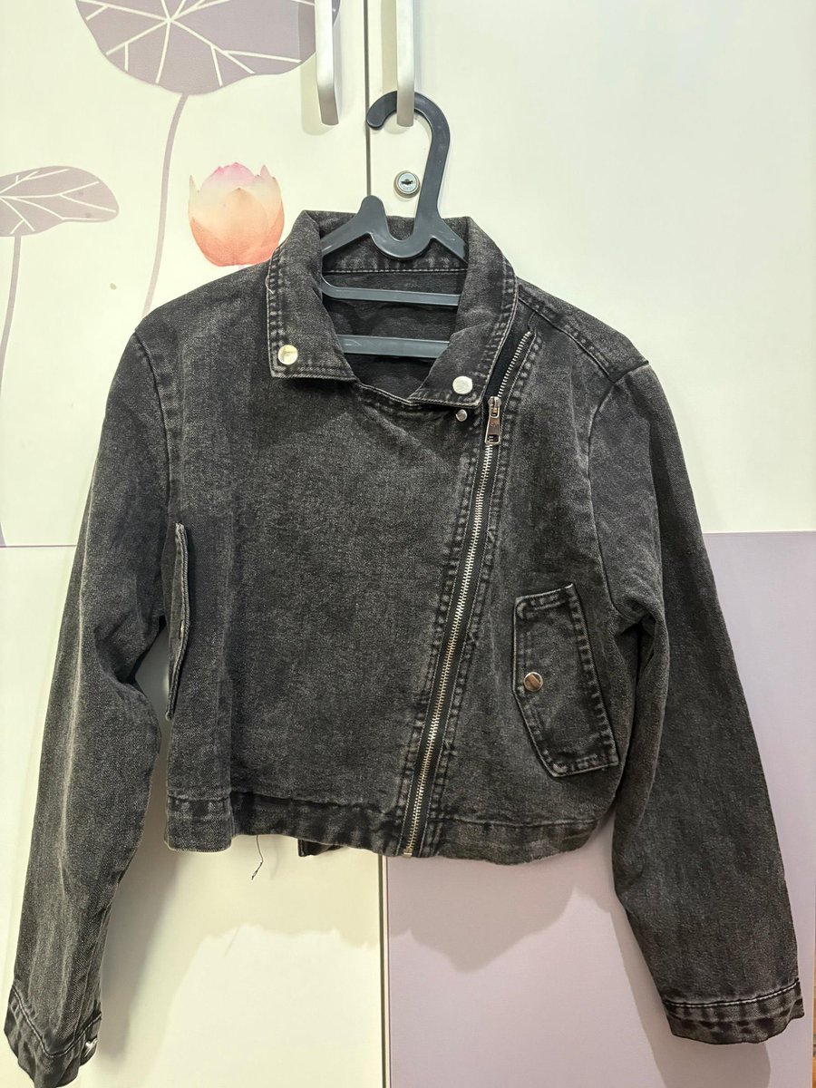 ibuymk's tweet photo. Crop tee bershka
sz xl
20k

Carigan daisy by nigoo
Dark brown
All size
40k

Cardigan soft blue
Bahan lembut &amp; dingin bgt
40k

Jaket crop denim
Black
All size fit to L
40k (baru dipakai 1x) https://t.co/xI8HgnmjF6