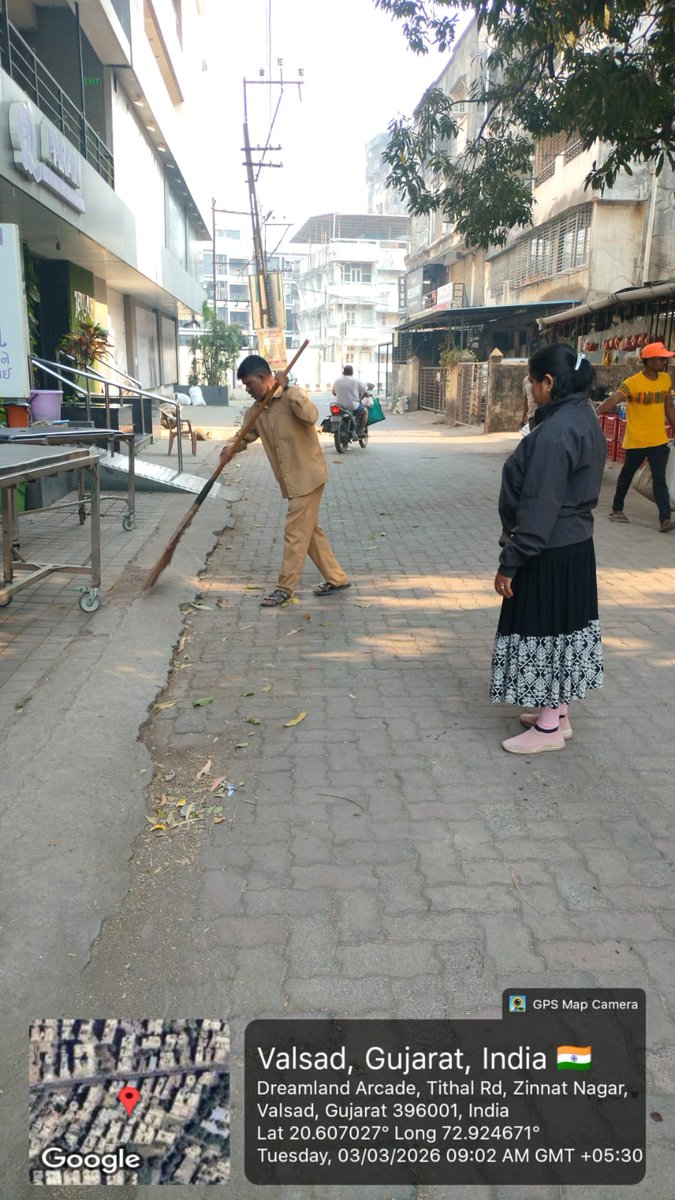 વલસાડ નગરપાલિકા દ્વારા તા. ૧૯-૧૨-૨૦૨૫ થી તા. ૩૧-૧૨-૨૦૨૬ સુધી “વિઝિબલ ક્લીન્લીનેસ કેમ્પેન” અંતર્ગત આજે તા.૦૩-૦૩-૨૦૨૬ ના રોજ  બસ સ્ટેન્ડ,રેલ્વે સ્ટેશન, રહેણાંક વિસ્તાર,શાક માર્કેટ,ઝૂંપડપટ્ટી,શૌચાલય,મંદિર,તળાવ,બાગ-બગીચા અને વાણિજ્ય વિસ્તાર વિગેરેની સાફ સફાઈ કરવામાં આવી.