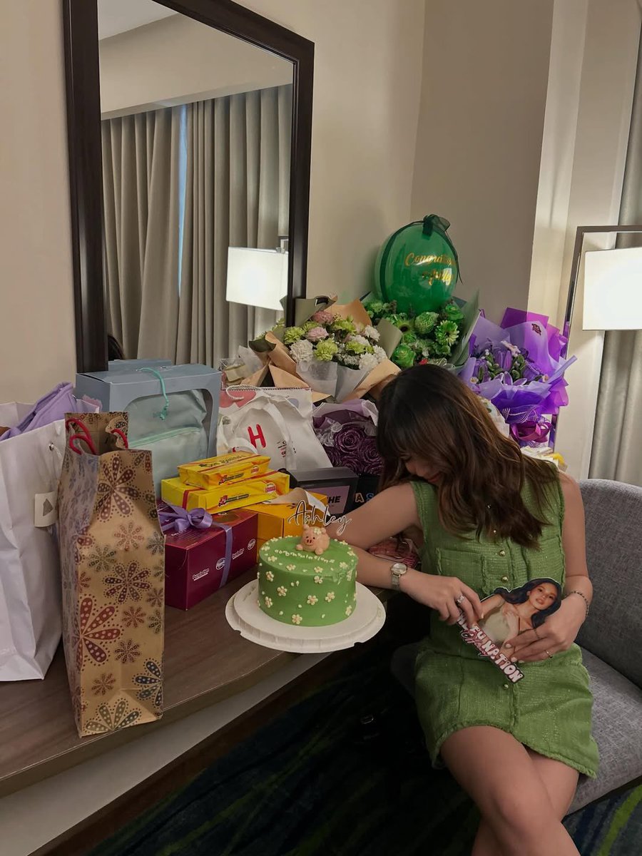chstarkive's tweet photo. arwen posted all the gifts she received kanina! my ever so appreciative babie 🥹💚

🔗 — https://t.co/YxbrOtNR30 https://t.co/QbhwUB46sD
