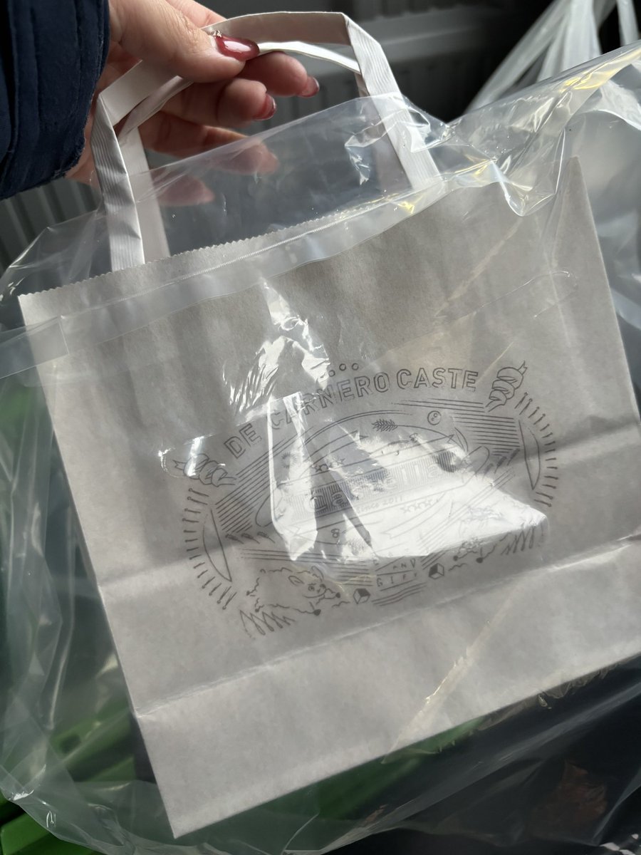 DikA_KntN's tweet photo. 昨日得意先でたまたま納品の時にスマホの裏にふっかがいるの見えて好きなんですか〜？って聞いたら話が弾んで草だった
今日午前銀テ持って行ってあげたら拝まれて午後行ったらお菓子もらった
世界って狭い
なのか
ジャニってすごい
なのか…
これも縁だね https://t.co/2JyKqQZ4UP