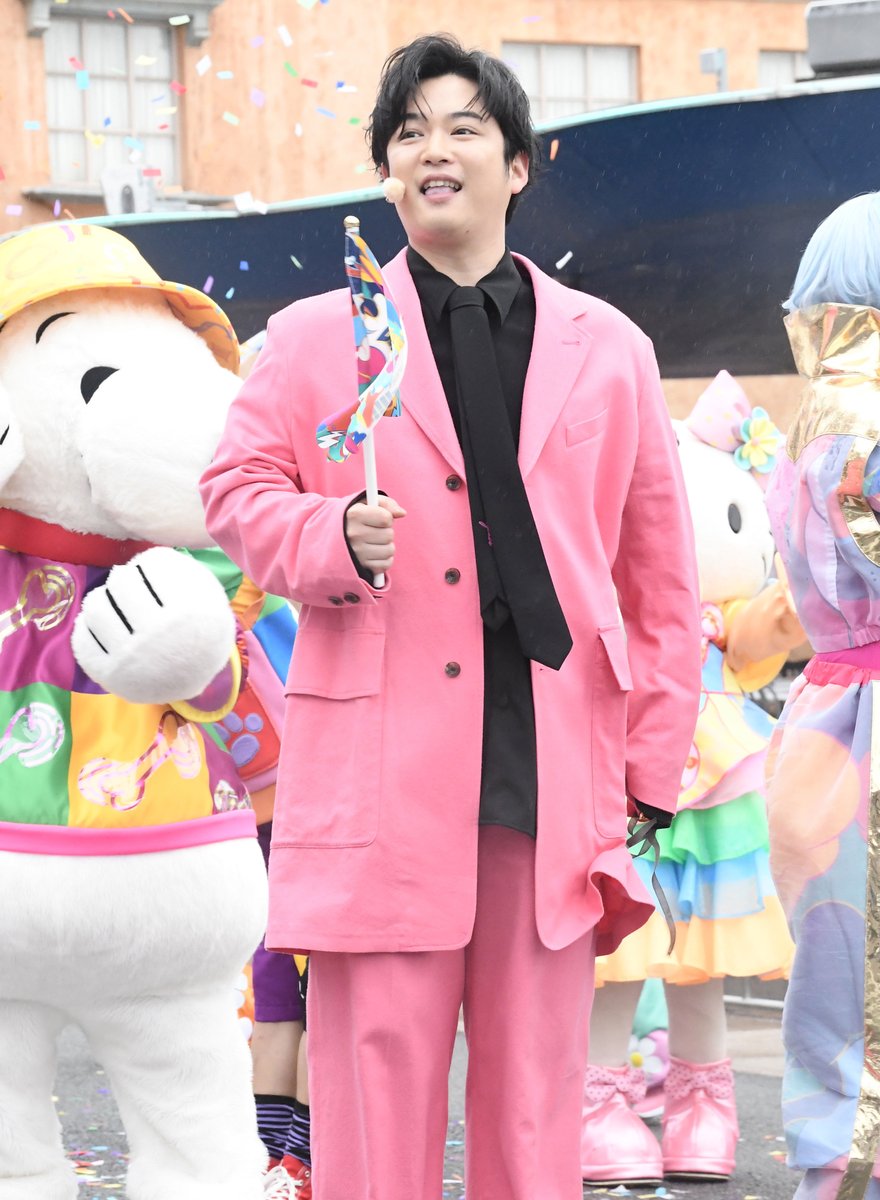 oricon's tweet photo. 千葉雄大、大阪USJで胸キュン告白
「目と目があって…💕」
https://t.co/p1M7uKRt5N

仲里依紗、千葉雄大、森崎ウィン、永尾柚乃
USJ 25周年セレモニーに参加🌈 https://t.co/gDoYir6fTD
