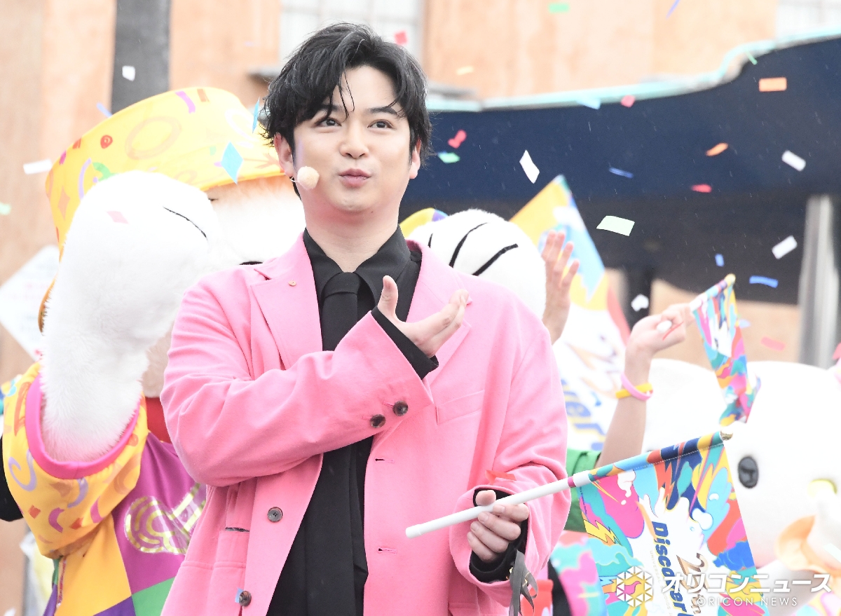 oricon's tweet photo. 千葉雄大、大阪USJで胸キュン告白
「目と目があって…💕」
https://t.co/p1M7uKRt5N

仲里依紗、千葉雄大、森崎ウィン、永尾柚乃
USJ 25周年セレモニーに参加🌈 https://t.co/gDoYir6fTD