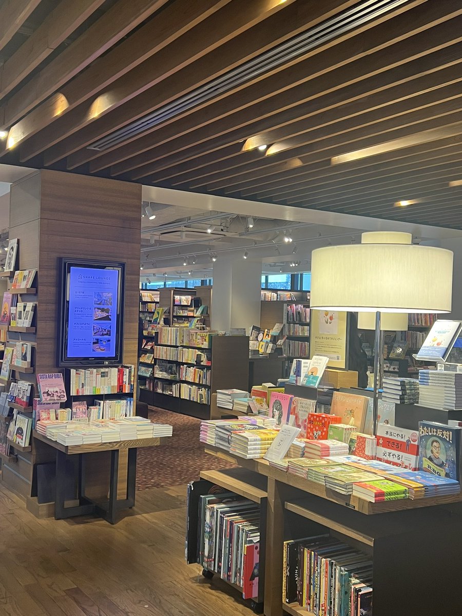 DT_childrenbook's tweet photo. 『子どもの本でジェンダーレッスン　学びたいあなたのためのブックガイド』（かもがわ出版）刊行記念フェア

トークイベント連動企画のフェアが3月2日より始まりました！

本書やリーフレットに記載されている書籍や、テーマに沿ってコンシェルジュが選んだ書籍も隣の平台にて展開しております🌷 https://t.co/g5t4iyFPFb