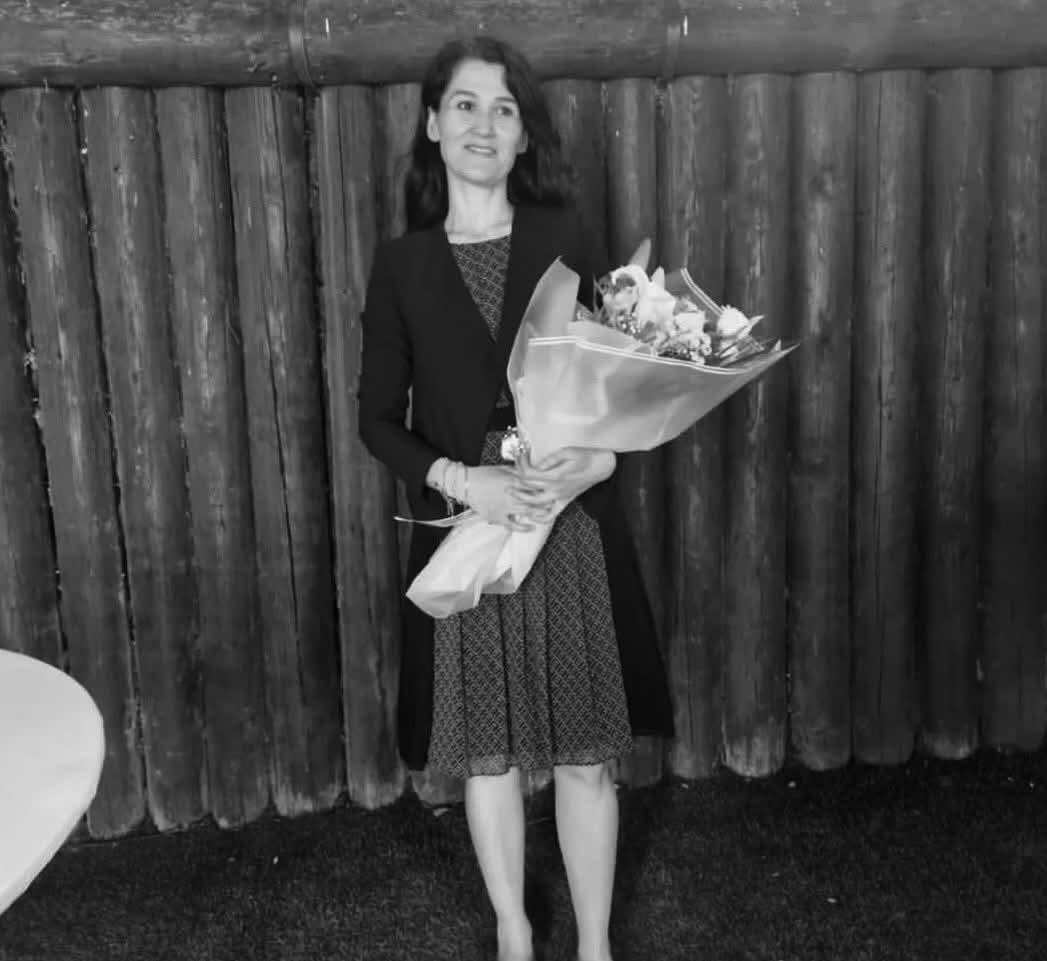 Eğitim ailede başlar. Bu olayların en büyük müsebbibi çocukları ne yaparsa yapsın onları  arkalayan ailelerdir. Ortalık hadsiz, saygısız, ahlâksız gençlerle dolu. 
Allah öğretmenimize rahmet eylesin. Mekânı Cennet olsun. 

#ÖğretmenSahipsizDeğildir