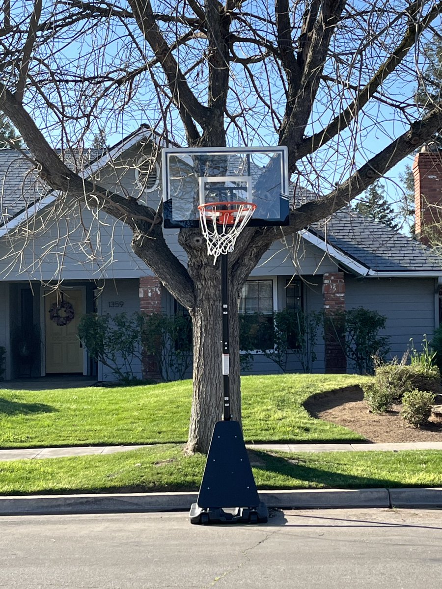 dave_severns's tweet photo. Hoop of the Day… Fallbrook Ave., Fresno, CA. #hoopoftheday https://t.co/8B5bHOcFLR