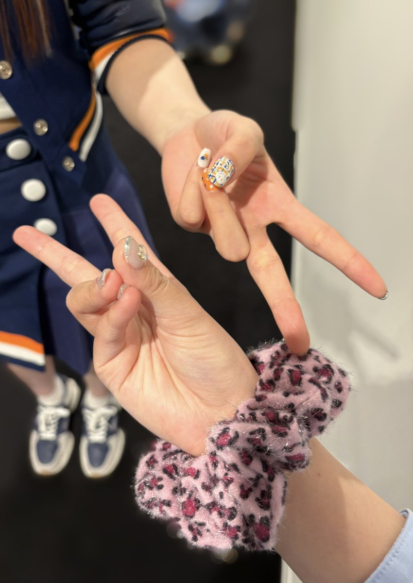 みゃ〜ちゃんと💚
DAY2では、『Ride on Beat』から『白線』のつなぎでハイタッチしたんです！
清夏ちゃんのパフォーマンスからたくさんの勇気と元気をもらって、白線を披露することができました🪽
#学マス音楽祭_DAY1
#学マス音楽祭_DAY2