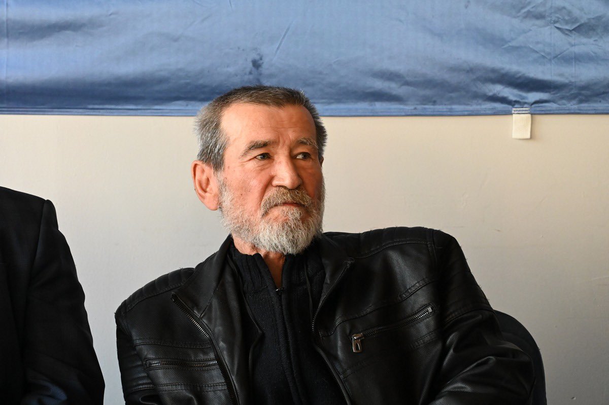 Ahmet Telli ve dostları…

“! Alev bir nidâ idik ve arkadaşlık günleriydi
(…)
Çağ nedir, unutuş ne; zaman bir iğne deliğinden geçip
Darası oluyor birikmiş anıların ve ölümlerin
Kekeme bir tarih yazıcısının bize ayırdığı sayfada
Kanlı bir nidâ işaretiyiz, tarihin imlâsını bozan”