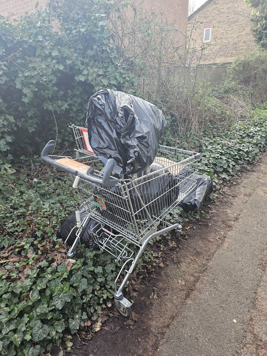 v_danner's tweet photo. @SloughCouncil another fly tip near where I reported yesterday. On the streamside path not far off Telford drive. Possibly the same people who dumped yesterday. I didn't open to check if there's an address https://t.co/rcYHEINHmg