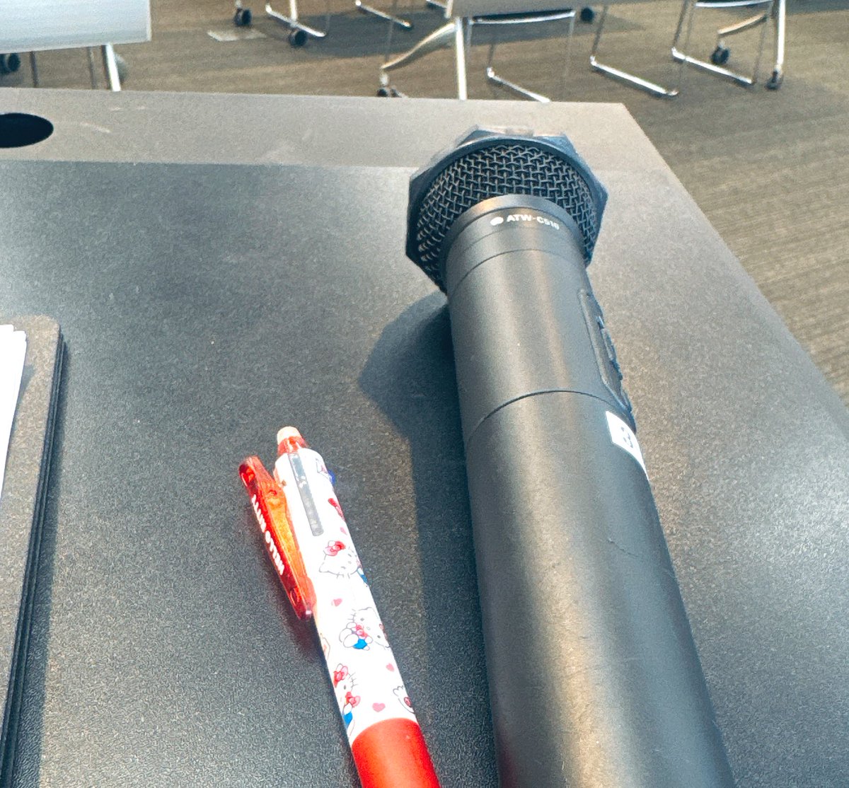 今日もセミナーの司会のお仕事でした🎤✨
なんか朝から耳の聞こえがおかしくて、音が頭の中にグワーンって反響してくるから、本番中きつかった…。
とりあえず無事に終わって良かった🥺
帰ったら休みまーす🍵💤