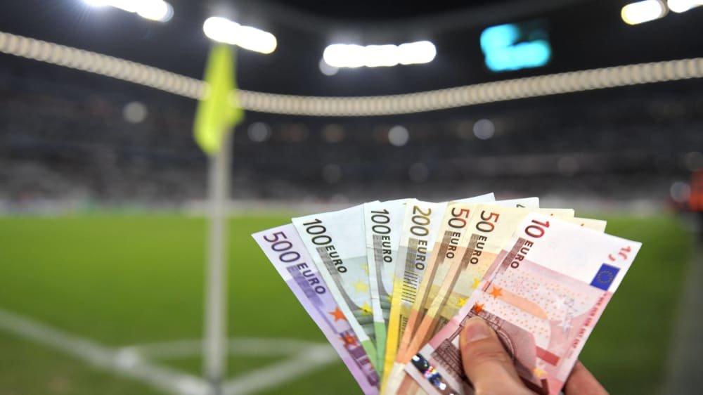 🧵Pourquoi la #Bundesliga est plus solide qu’on ne le pense 👇

Selon le dernier rapport de l’UEFA, la Bundesliga affiche 3,9 Md€ de revenus en 2024 (+8%)
➡️ 2e en Europe derrière la Premier League
➡️ Devant la La Liga et la Serie A

On vous explique tout en détail👇