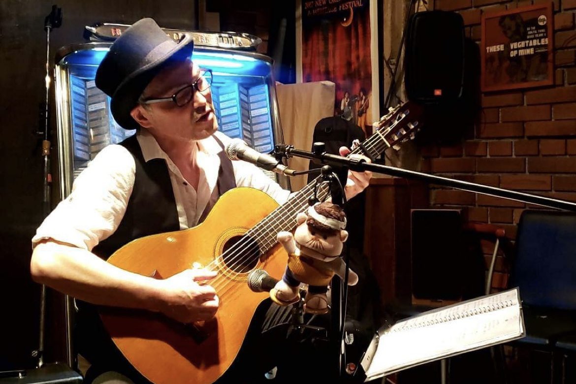 サイドバックが割れて

かわいそうだったギター

リペアーしてもらって治ったギター

ぼくのとこに来たギター

借りたギター

表現方法を180度変えてくれたギター

ふるさとへ帰る時が来た。

こんな日が来ると思って

あえて

名前は付けなかった。

どうか

しあわせになってね。

さよならね。🦥