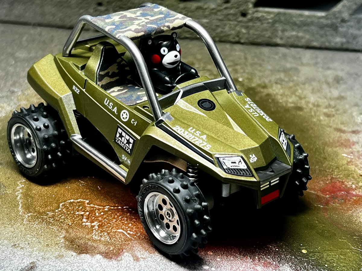 HGSmodel4WD's tweet photo. くまモンファンブル
オプションのスパイクタイヤに交換
先日塗装したワイルドウイルスJrに塗った塗料で塗装　迷彩柄のキャンパスでシートとルーフに貼り付
電池1本で驚きの走破性でした👏
#ミニ四駆　#くまモン　#ファンブルン　#EZシャーシー https://t.co/arNzRrAQLU