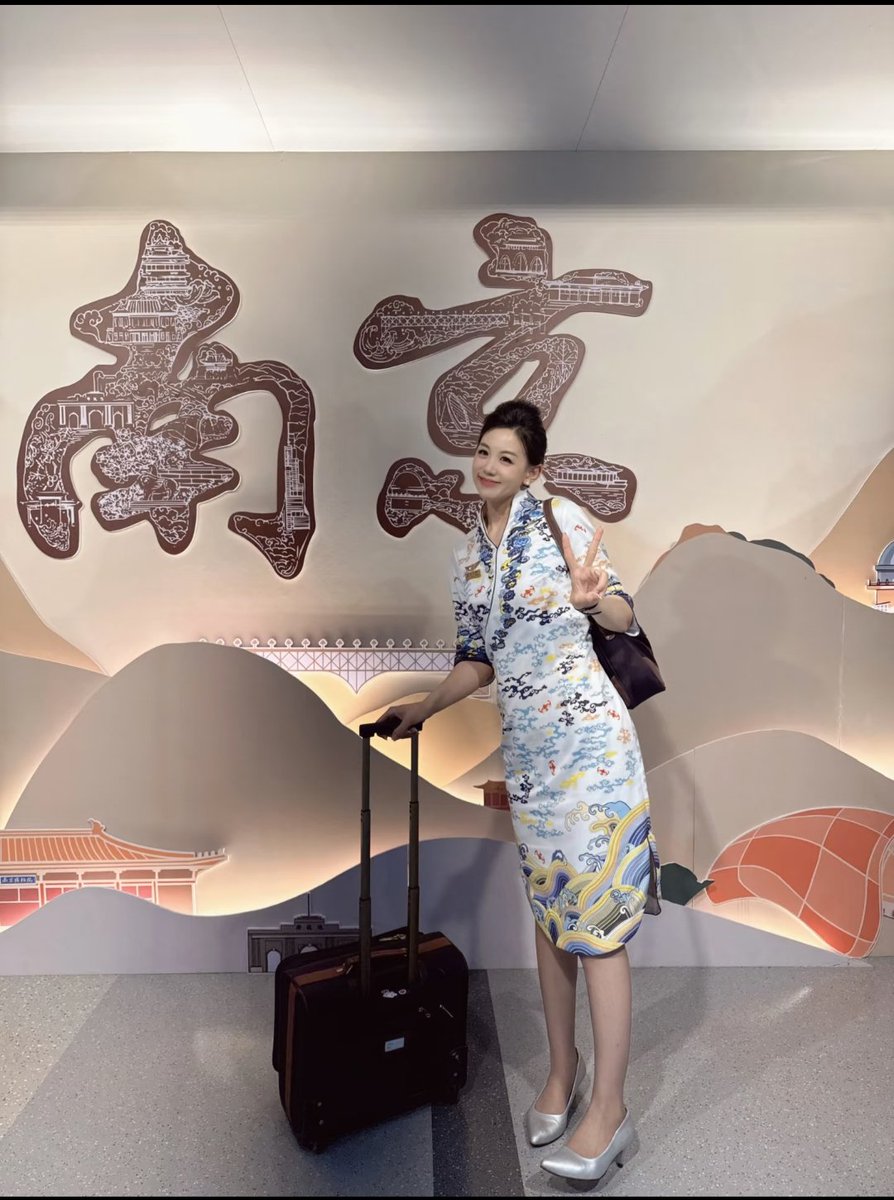KjKc520's tweet photo. 海航小姐姐
  一眨眼飞了这么久啦
  成为一名空中长客啦
#空姐   #空姐制服 https://t.co/Y2dhbkaEAS