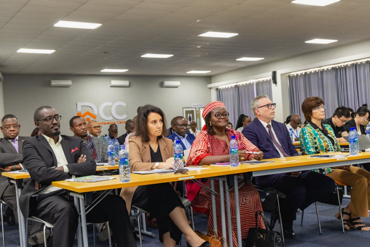 UNHCR_Burundi's tweet photo. Face au retour massif de réfugiés burundais en provenance de🇹🇿, le @MininterInfosBi 🇧🇮a lancé le Plan de réponse national, aux côtés du #HCR @UN_Burundi &amp;un appel urgent pour mobiliser les ressources nécessaires, répondre aux besoins immédiats &amp;garantir une réintégration durable. https://t.co/oBzVlAsLaG