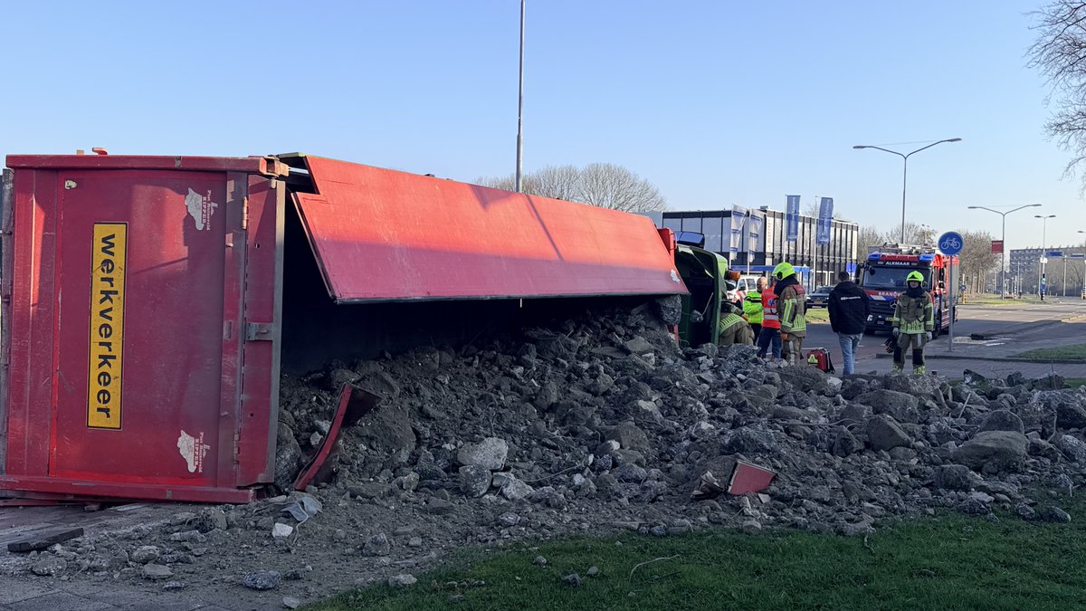 Vrachtwagen met puin op zijn kant op Edisonweg