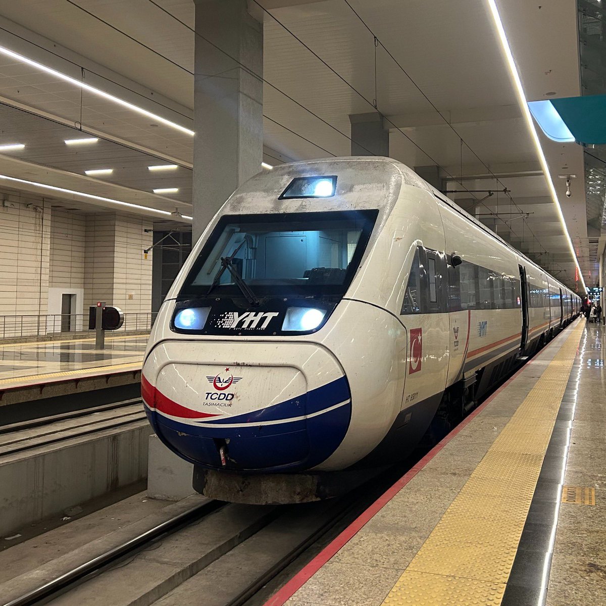 Taşyapı patronu Emrullah Turanlı’nın, Sözcü Gazetesi’nin “Ulaştırma Bakanlığı’nın ihalesi Taşyapı’ya verilecek” başlıklı haberine “Halkı yanıltıyorlar” diyerek dava açmasından 3,5 ay sonra YHT’nin 2. etabı için açılan ihale Taşyapı’ya verildi.