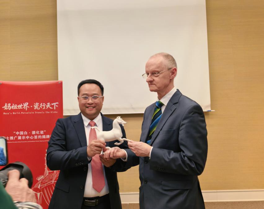 More than 30 fine #Dehua #whiteporcelain pieces debuted at the Palais des Nations in #Geneva on Feb. 24, highlighting the contemporary vitality of traditional Chinese craftsmanship.
#Xinhuasilkroadnews
en.imsilkroad.com/p/349646.html