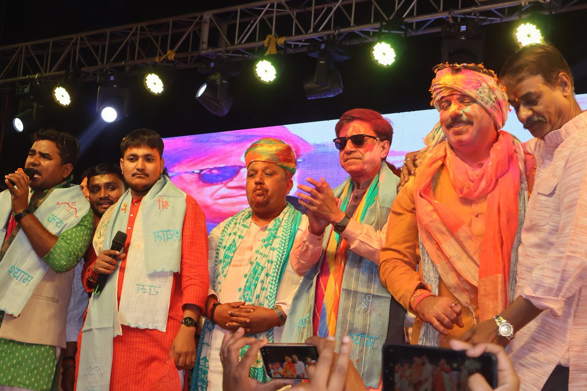 सामाजिक सद्भाव की प्रतीक होली के पर्व पर सोमवार को #देवरिया सदर के मा. विधायक श्री <a href="/shalabhmani/">Dr. Shalabh Mani Tripathi</a> जी द्वारा आयोजित होली मिलन समारोह में सम्मिलित होकर उन्हें होली की शुभकामनाएं दीं। 

इस अवसर पर उपस्थित सभी सम्मानित जनों एवं पार्टी के कर्तव्यनिष्ठ पदाधिकारी गणों एवं कार्यकर्ता