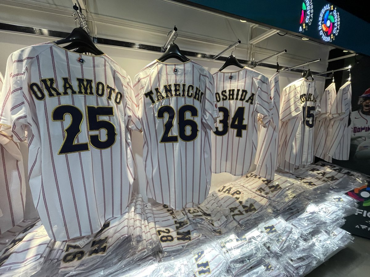 東京ドームシティ内のWBCグッズ売り場（Gallery AaMo）、ユニフォーム