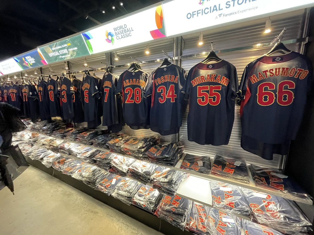 東京ドームシティ内のWBCグッズ売り場（Gallery AaMo）、ユニフォーム