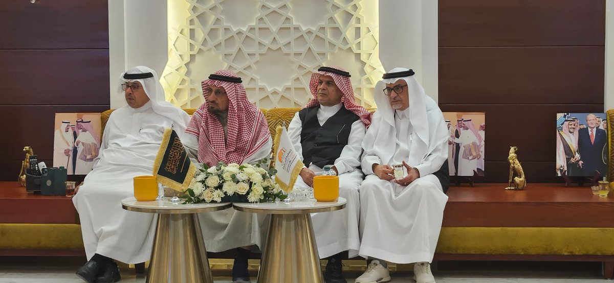 albirjeddah's tweet photo. أقامت #بر_جدة لقاء ودياً جمع أعضاء مجلس الإدارة وأعضاء الجمعية العمومية على مائدة السحور بديوانية محمد بن خلف العتيبي يرحمه الله.
تضمن اللقاء كلمة لمعالي رئيس مجلس الإدارة د. سهيل قاضي، وعرضاً مرئياً عن برامج الجمعية ومبادراتها ونقلاتها التطويرية قدمه الرئيس التنفيذي م. محي الدين حكمي، إضافة الى مداخلات بعض الأعضاء.
ويأتي هذا اللقاء الرمضاني ضمن جهود الجمعية لتوطيد العلاقة بين الأعضاء وتعزيز روح الألفة والتعارف بينهم وترسيخ قيم الشراكة والتعاون.