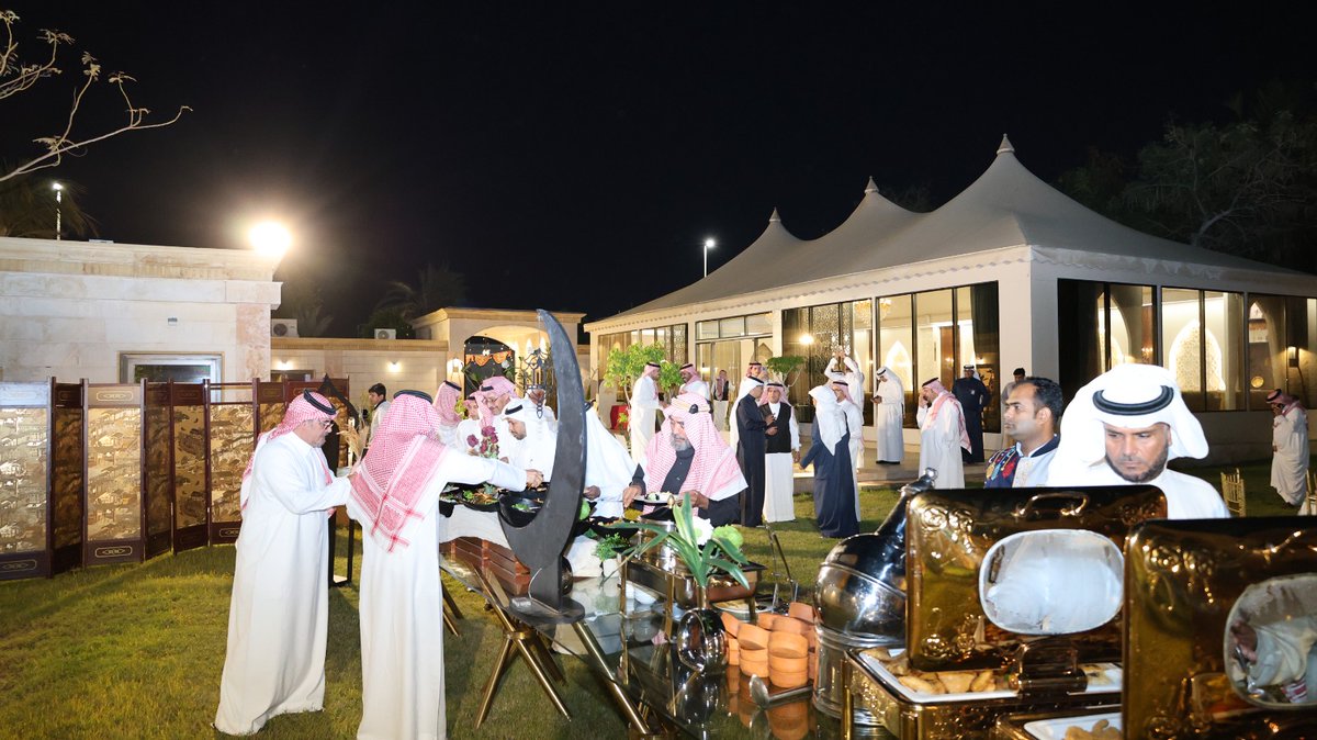 أقامت #بر_جدة لقاء ودياً جمع أعضاء مجلس الإدارة وأعضاء الجمعية العمومية على مائدة السحور بديوانية محمد بن خلف العتيبي يرحمه الله.
تضمن اللقاء كلمة لمعالي رئيس مجلس الإدارة د. سهيل قاضي، وعرضاً مرئياً عن برامج الجمعية ومبادراتها ونقلاتها التطويرية قدمه الرئيس التنفيذي م. محي الدين