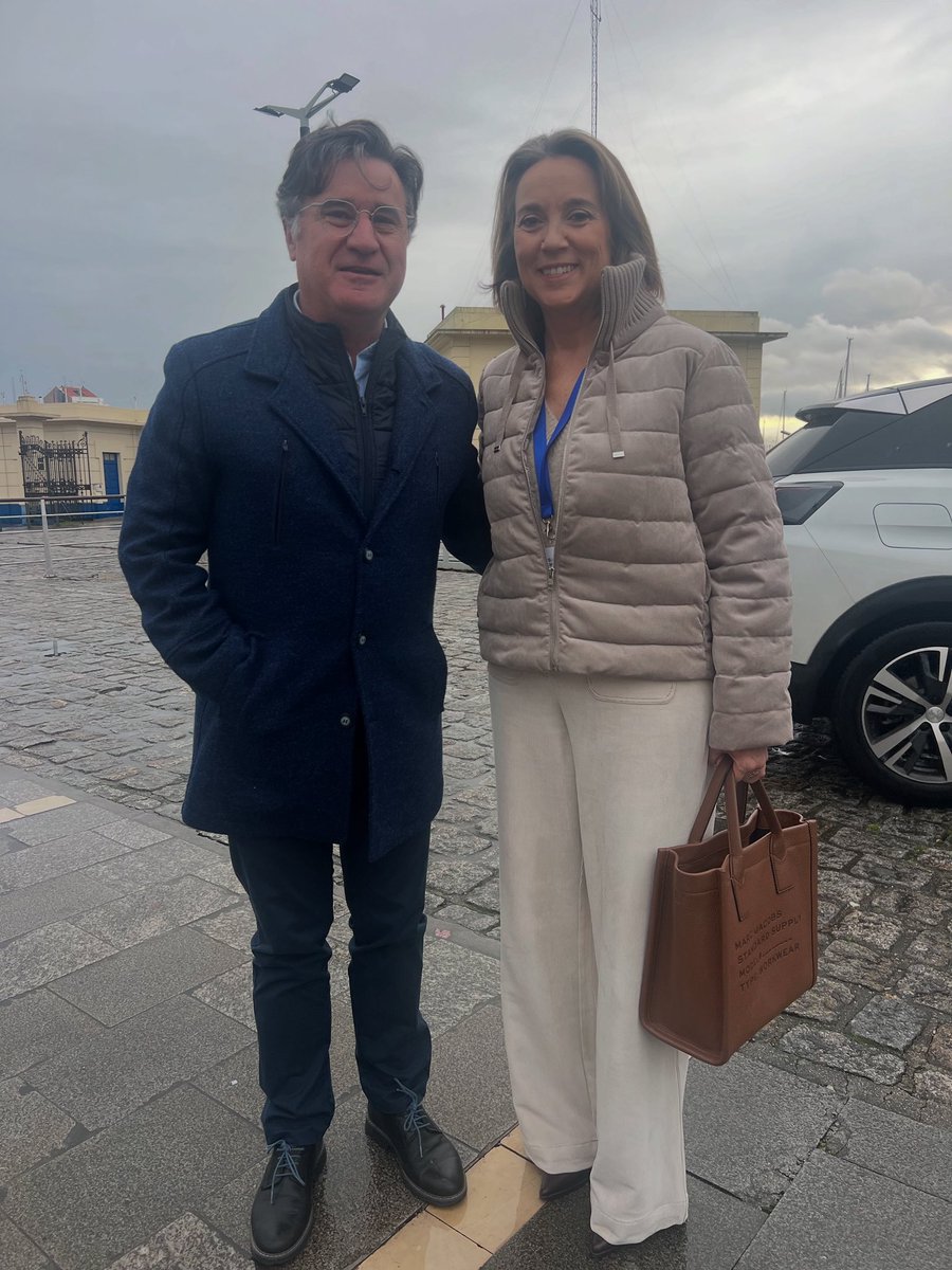 JulioBazarra's tweet photo. Hace unas semanas tuve la oportunidad de encontrarme con Cuca Gamarra, @cucagamarra un momento que me permitió trasladarle personalmente mi agradecimiento por la preocupación y el apoyo que mostró, hace ya unos años, hacia las gasolineras de la España vaciada durante la crisis energética derivada del conflicto en Ucrania.

Me sorprendió entonces —y volvió a hacerlo ahora— su conocimiento profundo del problema, su cercanía y su disposición real a ayudar a un sector que sostiene servicios esenciales en los pequeños pueblos. Fue un verdadero placer poder expresarle en persona ese agradecimiento pendiente.

En un momento como el actual, marcado de nuevo por una crisis energética, regresan las inquietudes sobre el futuro de las estaciones de servicio rurales y sobre la continuidad de los servicios básicos en las zonas menos pobladas. Conversar con ella me recordó la importancia de que estas preocupaciones sigan presentes en la agenda pública.

Foto: Cuca Gamarra y Julio López