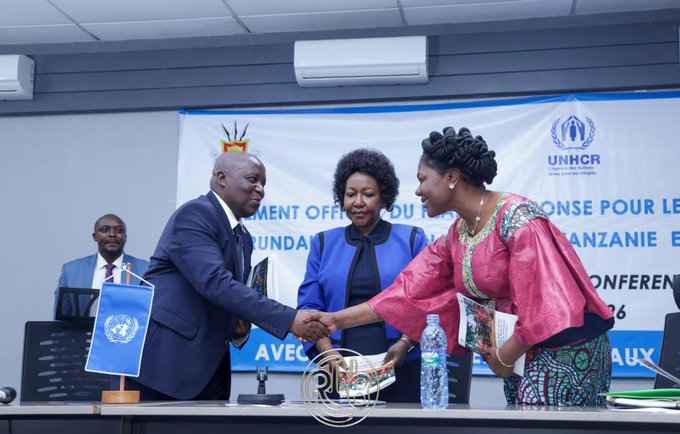 Tahuralab's tweet photo. #Burundi| "Chaque semaine, nous recevons plus de 8000 rapatriés alors que les accords tripartite prévoient 3000 personnes maximum par semaine", annonce Brigitte Makanga Eno, représentante de @UNHCR_Burundi.
🔗Article à lire: https://t.co/wwz4yTiqMx
📷: RTNB https://t.co/7REwX0YxkY