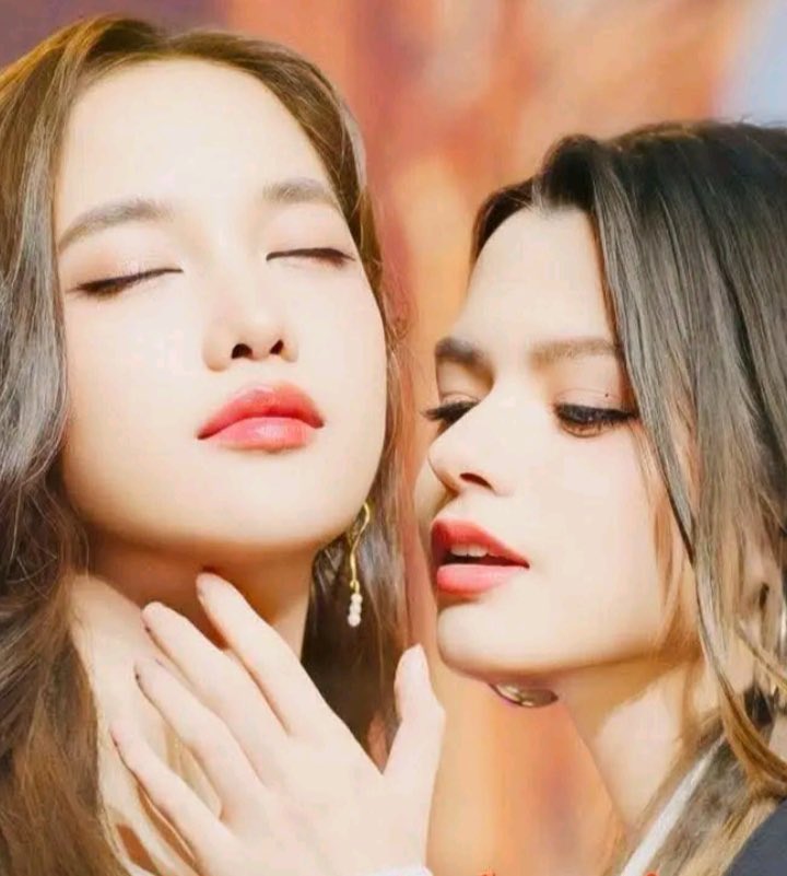 พรุ่งนี้ พี่ฟรีน มีงานที่ CTW 
ยัยเบคมีงานที่ พารากอน 
เอางี้ ถ้าพี่ฟรีน เดินเอาช่อดอกกุหลาบไปให้ยัยเบคในงานกาล่า แนนโน๊ะ  แด๊ดจะย้ายไปอยู่ เบคฟรีน 1 เดือน !!!!!  งดจีบยัยเบค 1 เดือน เพี้ยงงงงงงงงง ระบบรับเรื่องป่าว 🫣🫣🫣🫣🌷🪽