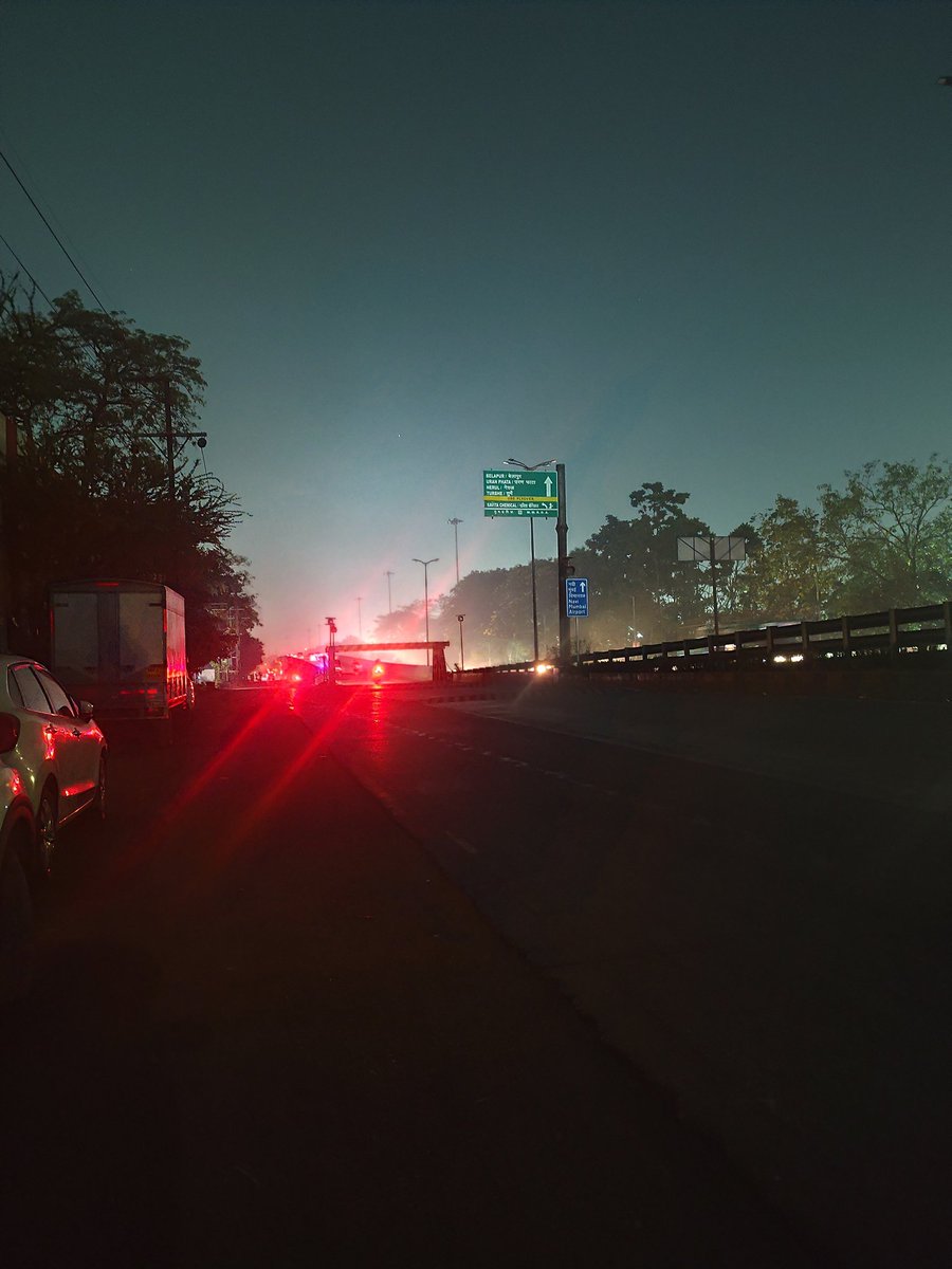 devansh_pa10475's tweet photo. Street lights near Turbhe Bridge (Savita Chemicals diversion) are switched off after I raised concerns about chemical air pollution in the Turbhe–Koparkhairane area. Turning off lights won’t hide pollution. Authorities must act@NMMConline #T20WC #Turbhe #NaviMumbai #AirPollution https://t.co/8yF4I7ubFC