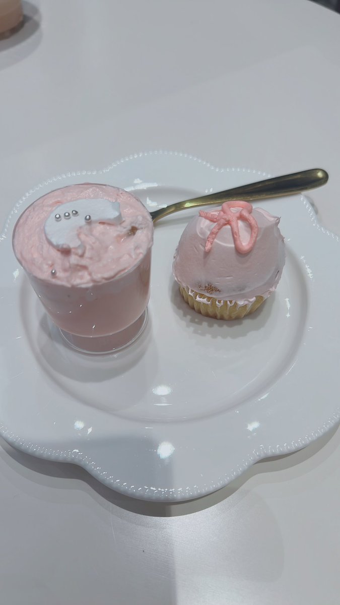 milkcandychoco's tweet photo. lilLilly原宿店サイコーに可愛かった💓

予約の届くの楽しみ🫶まゆさんにも会えた︎💕︎ https://t.co/jSaDSR3fVF