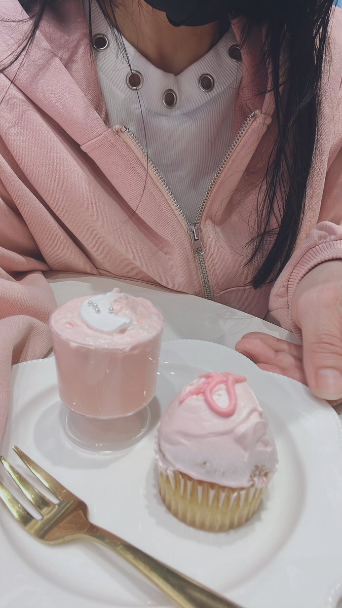 milkcandychoco's tweet photo. lilLilly原宿店サイコーに可愛かった💓

予約の届くの楽しみ🫶まゆさんにも会えた︎💕︎ https://t.co/jSaDSR3fVF
