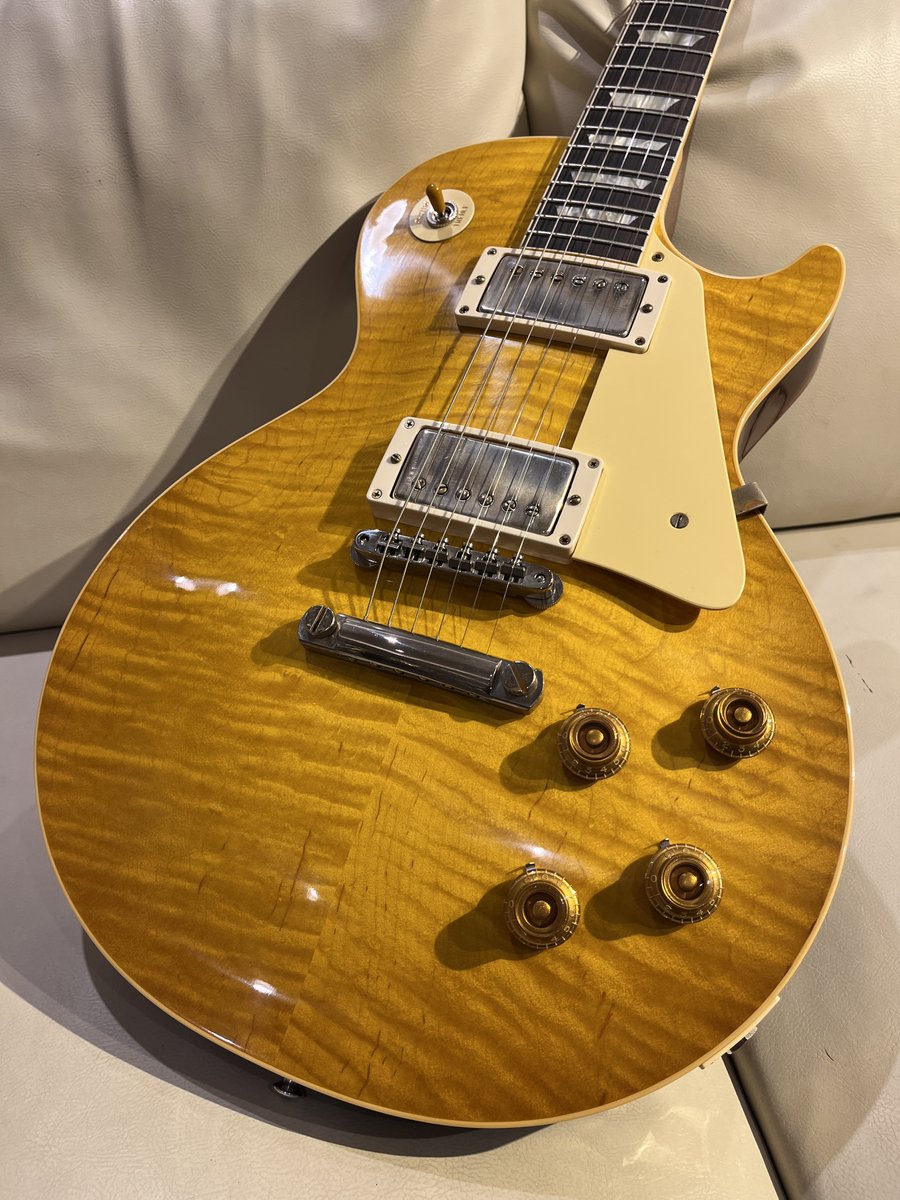 mikiame's tweet image. 【Gibsonフロア今日のチラ見せ👀】

レモン・バーストの1959 LP Reissueが入荷‼️

商品ページ👇
mikigakki.com/shop/g/gAME457…

#customshop #レモン #Gibson #エレキギター #amemura