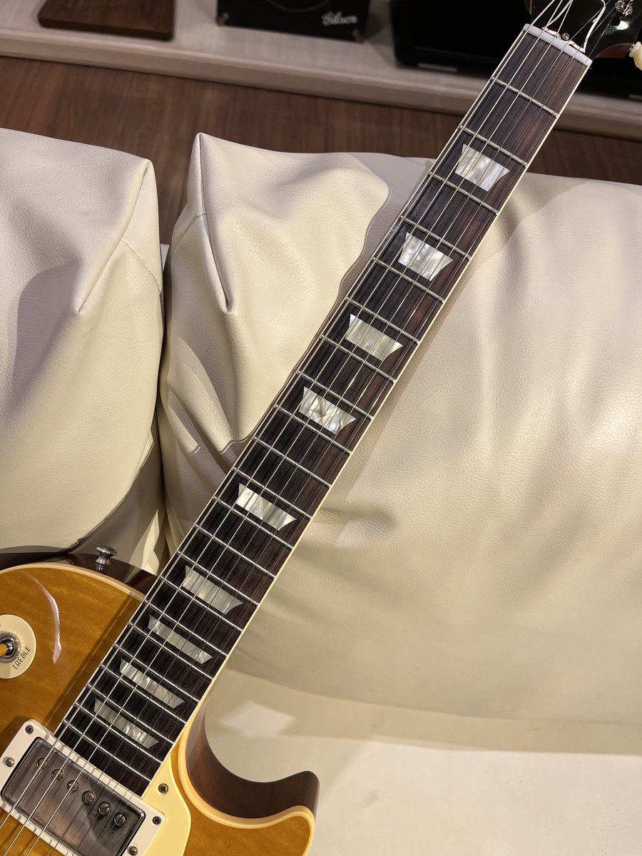 mikiame's tweet image. 【Gibsonフロア今日のチラ見せ👀】

レモン・バーストの1959 LP Reissueが入荷‼️

商品ページ👇
mikigakki.com/shop/g/gAME457…

#customshop #レモン #Gibson #エレキギター #amemura