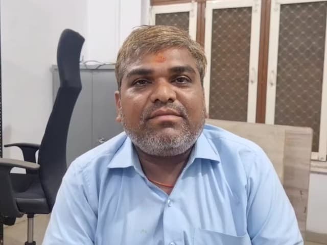 Deepeshpatel87's tweet photo. तहसीलदार की चप्पल चोरी हुई तो तहसीलदार  ने सीसीटीवी फुटेज खंगालने के लिए पूरे कर्मचारियों को काम पर लगा दिया, SP को पत्र लिख कर कार्यवाही की मांग !!

यह घटना मध्यप्रदेश के आगर मालवा की है जहां एक तहसीलदार किसी मंदिर में दर्शन के लिए ��ए हुए थे। वहां से किसी ने चप्पल चुरा लिया।

आम तौर पर ऐसी बातों को लोग टाल देते हैं लेकिन तहसीलदार का एगो हर्ट हो गया फिर क्या उन्होंने पूरा सीसीटीवी फुटेज छान मारा और चोर से कुबूल करवा लिया कि इसने चोरी किया था।

फिर साहबजादे का एगो यहीं नहीं रुका उन्होंने SP  को पत्र लिखा और चोर के खिलाफ कार्यवाही करने की मांग की ।।
पत्र 👇👇