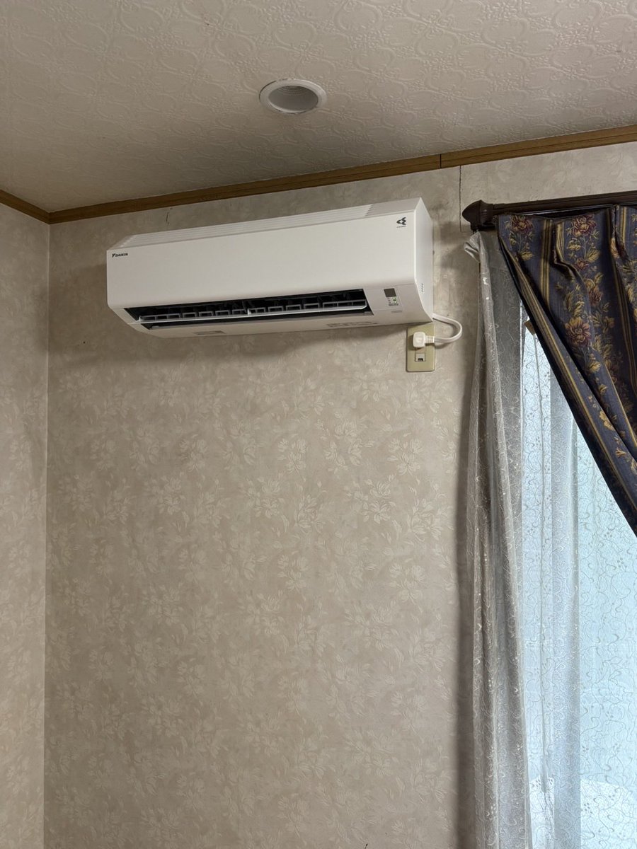 sination5's tweet photo. そのエアコン…大丈夫ですか？😰

10年以上使用＋内部カビ😨
咳やのどの不調の原因になることも。

最���機種へ交換✨
静かでやさしい風🍃
電気代も節約💡

真夏に壊れると工事待ちに⚠
今のうちの点検がおすすめです😊

アトム電器 東村山店
📞042-391-7143
#東村山 #エアコン交換 #熱中症対策 https://t.co/C8WOPOcjZ5