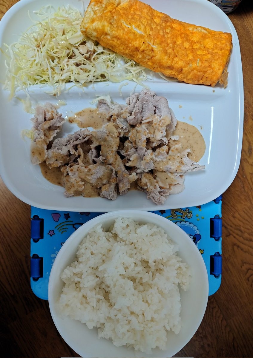 ohpom04's tweet photo. にぃぽんは、偏食な為
食べられるものがめちゃ少ないです。

給食は牛乳だけしか飲んでこない時あります。
晩御飯はにぃぽんだけ別メニューなこと多々あります。

今日はにぃぽんの好物
ぶたしゃぶ
シラスネギ入卵焼き
キャベツ
(キューピーのゴマドレ)
#偏食
#ごはん
#OHぽんキッチン https://t.co/RtEpWO2pLx
