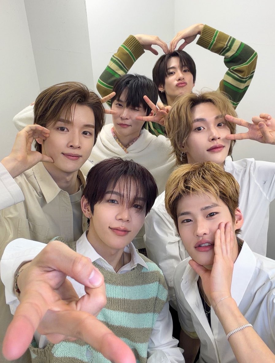 oneitlv's tweet photo. Pdhl riize unofficial pacaran berenam tauu...sayang banget bg pacaran ku ini malah dinodai sm haluan ship luar utk idol mrk hufff 😔 #freeriize #poorriize https://t.co/Hss1ijkLOL