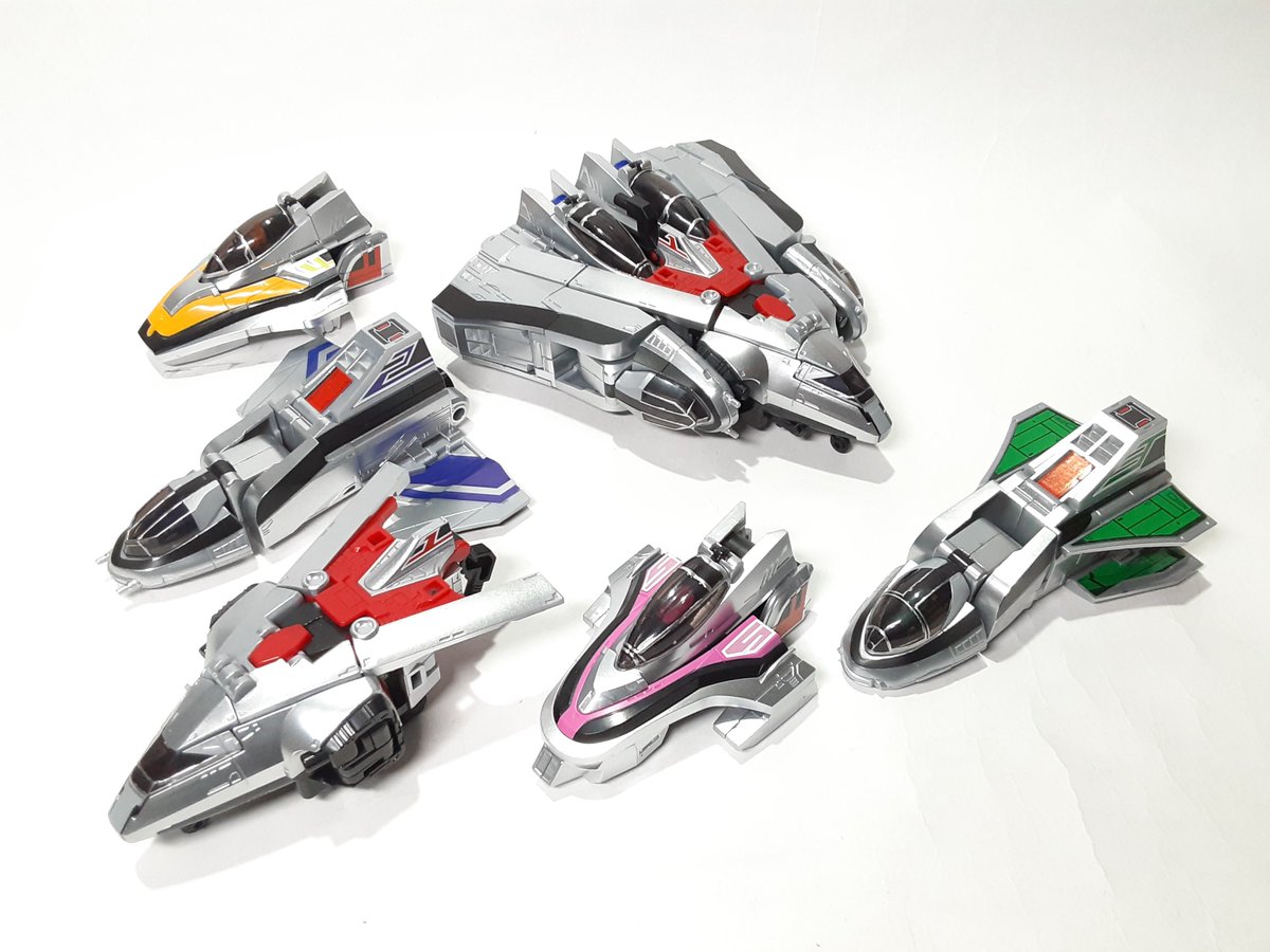 houjou_mikado's tweet image. SMP タイムロボ完成！グレーパーツをギラッギラに仕上げました！

『5機のジェットが3モード変形！』とありプレイバリューが非常に高いです

2体並べて飾りたかったので非常に満足してます！
#SMP