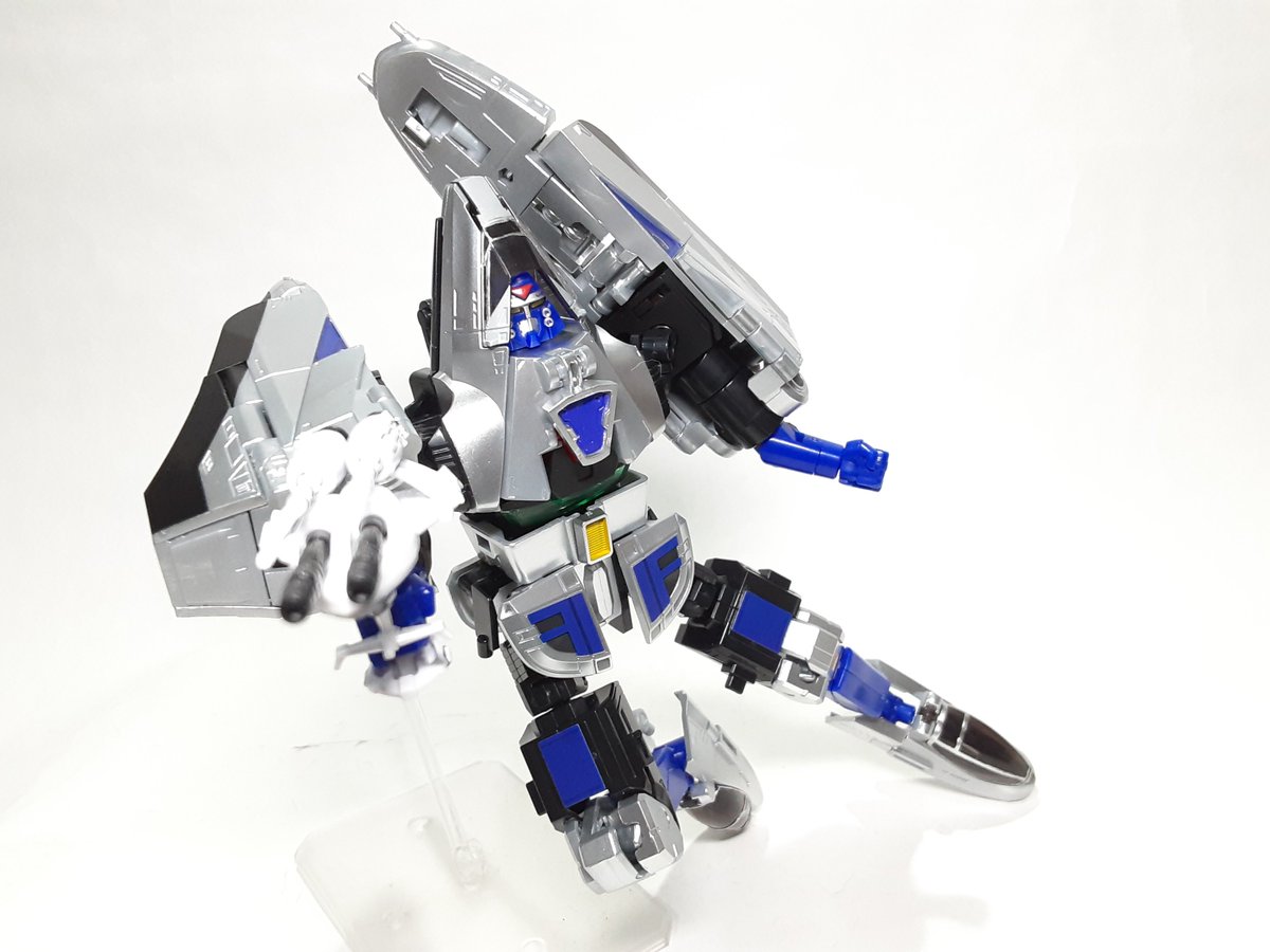 houjou_mikado's tweet image. SMP タイムロボ完成！グレーパーツをギラッギラに仕上げました！

『5機のジェットが3モード変形！』とありプレイバリューが非常に高いです

2体並べて飾りたかったので非常に満足してます！
#SMP