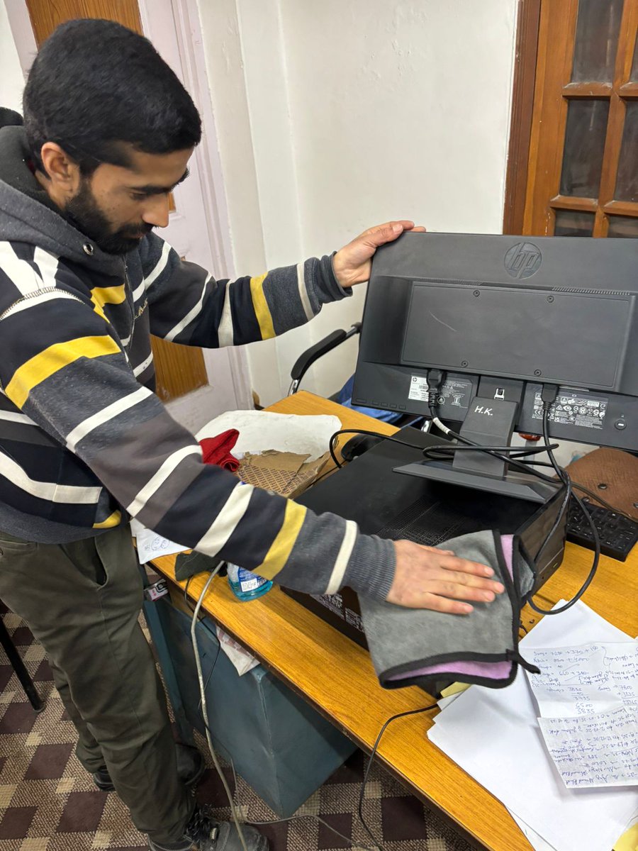 स्वछता पखवाड़ा के 2026 के अंतर्गत दिनांक: 25-02-2026 को मंडल कार्यालय श्रीनगर में सभी इलेक्ट्रॉनिक उपकरणों जैसे ट्यूबलाइट, कंप्यूटर आदि की विशेष सफाई की गई।