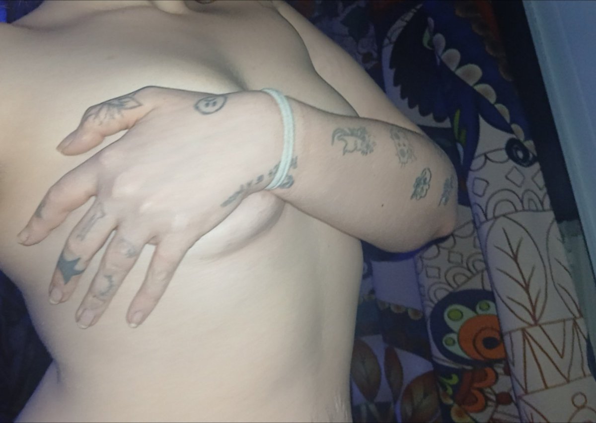 DecayingMoth132's tweet photo. Two types of eclipses to see tonight🌚👻
Sub to my OF to see the full shoot or request personal content on there or over here, just dm! 
https://t.co/HWFVy4f6W0
#gothgirl #goth #onlyfans #Eclipse #moon #nsfw #nsfwc #nsfwtwt #curvy #selling https://t.co/85pTUjd5k7