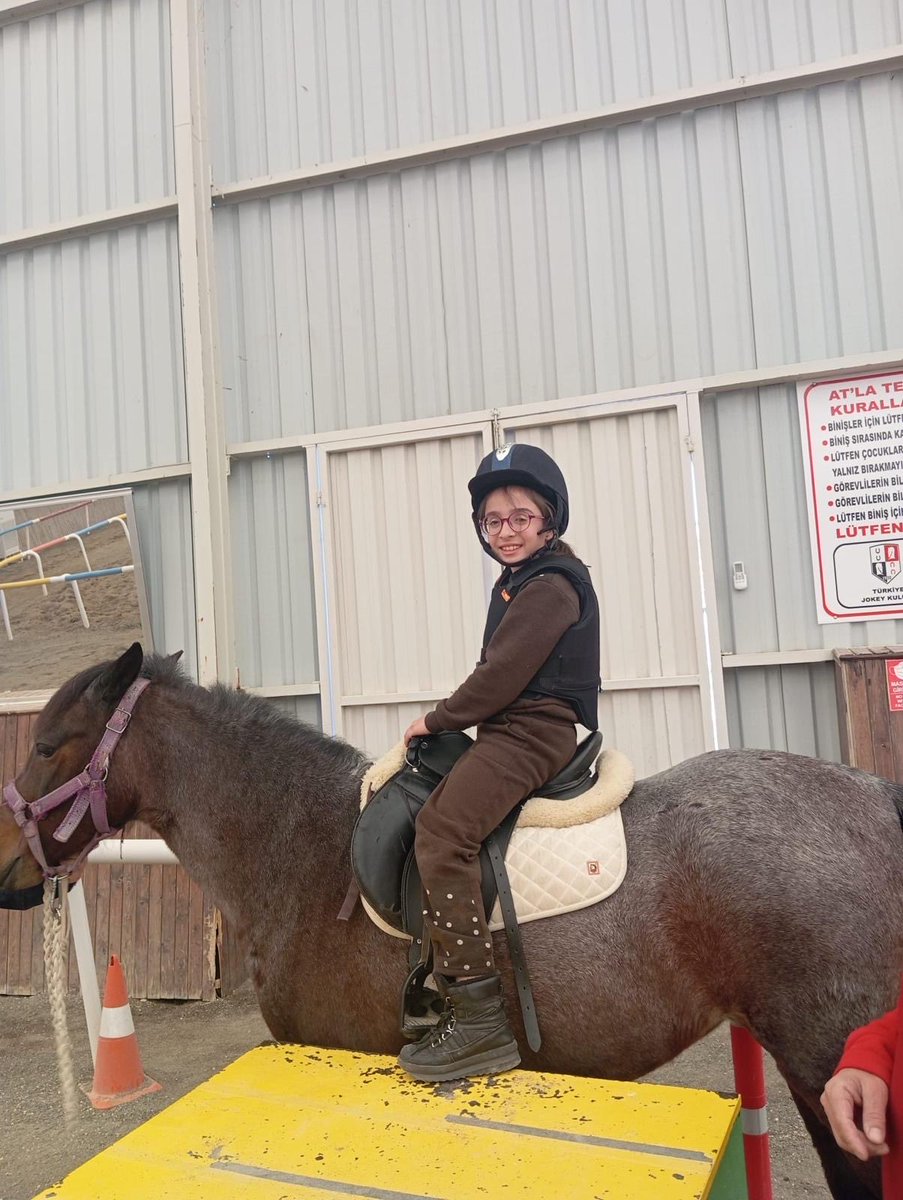 Hipodrom, görme engelli çocuklar için sesleri ve duyguları keşfettikleri özel bir alandır. Atların nal sesleri ve onlarla kurulan temas, özgüven ve mutluluk kazandırır. 🐎<a href="/hasansildak/">Hasan ŞILDAK</a> 
<a href="/sanliurfammem63/">Şanlıurfa İl Milli Eğitim Müdürlüğü</a> 
<a href="/haliliyegovtr/">Haliliye Kaymakamlığı</a> 
<a href="/HaliliyeMem/">Haliliye İlçe Milli Eğitim Müdürlüğü</a> 
<a href="/sanliurfammem63/">Şanlıurfa İl Milli Eğitim Müdürlüğü</a>