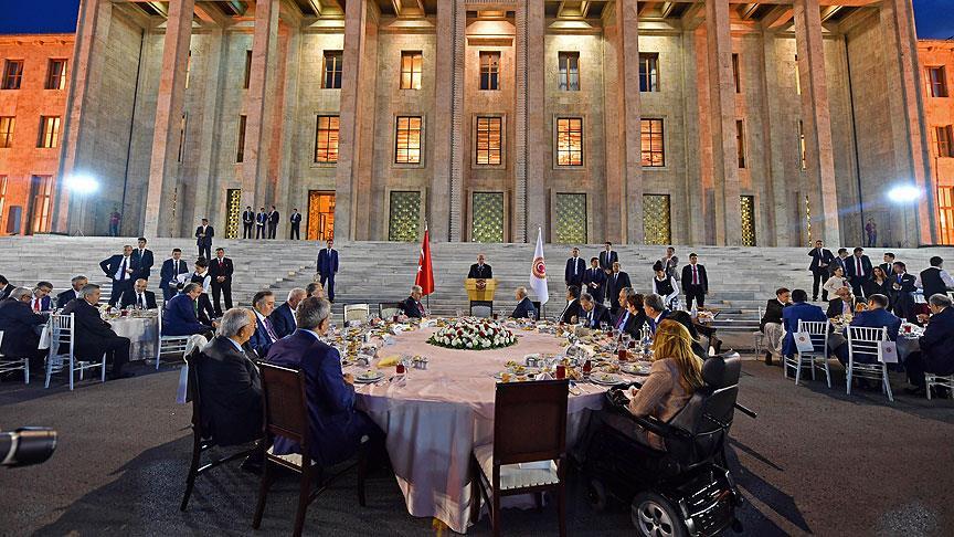 Numan Kurtulmuş'un düzenlediği TBMM'deki iftara İYİ Parti katılmama kararı aldı.

• Erdoğan'ın katılacağı iftara Özgür Özel ve Tuncer Bakırhan'ın da katılacağı kesinleşti.