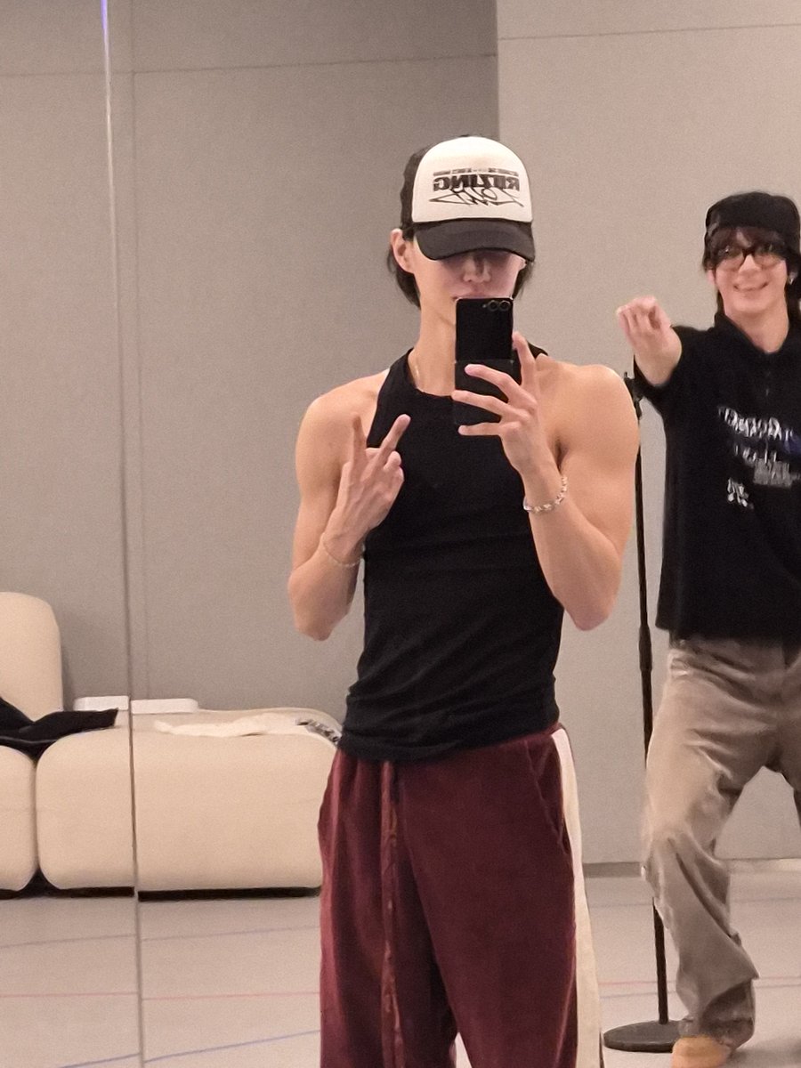 0321X0302's tweet photo. 260303 버블
연상 뒤 연하 ㅋㅋㅋㅋㅋㅋ https://t.co/Ak3xLJDl2W