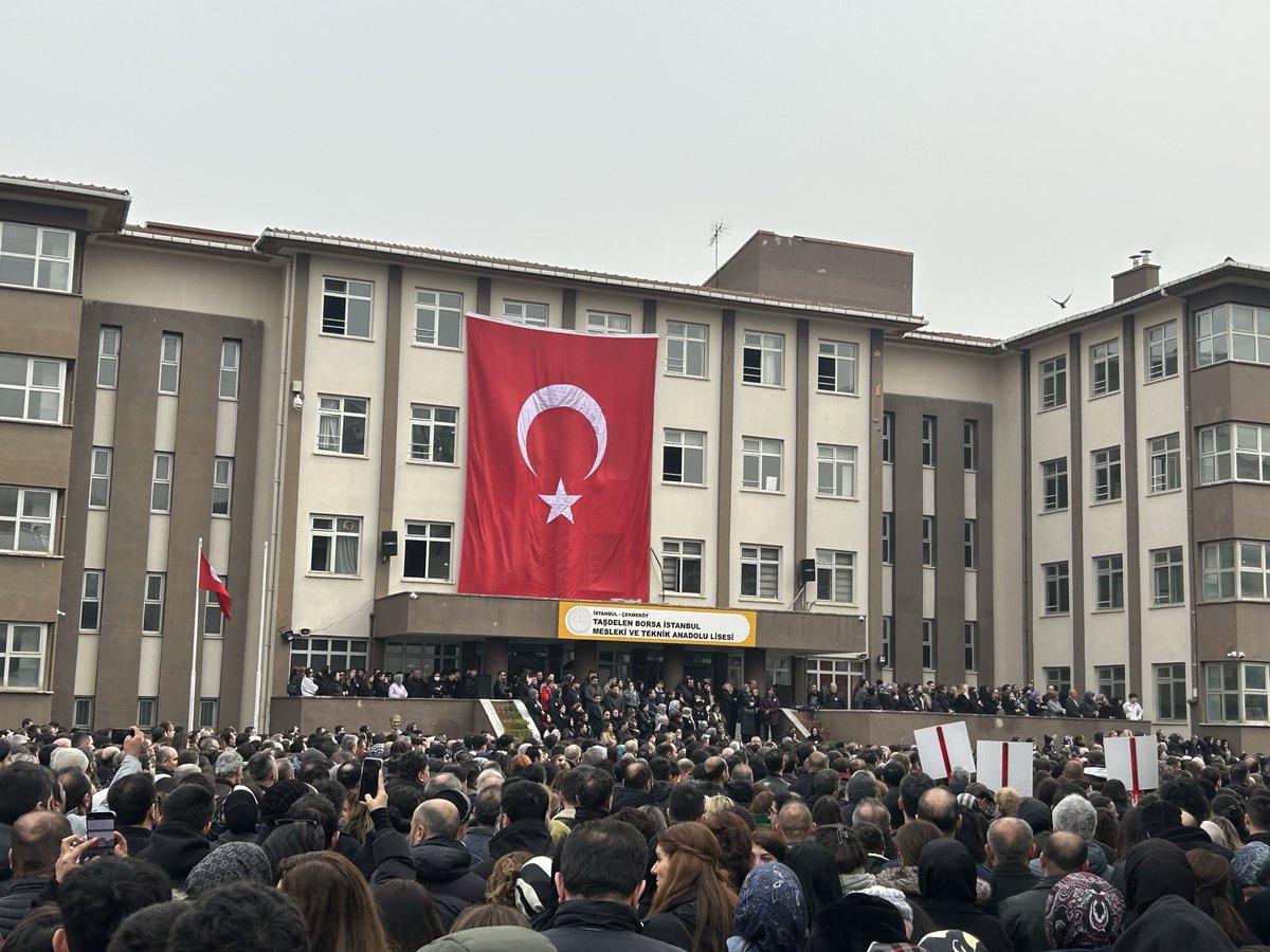 #ÖğretmenSahipsizDeğildir
Unutmayın ! 
Unutturmayın!
Bir öğretmen şiddetle katledildi.