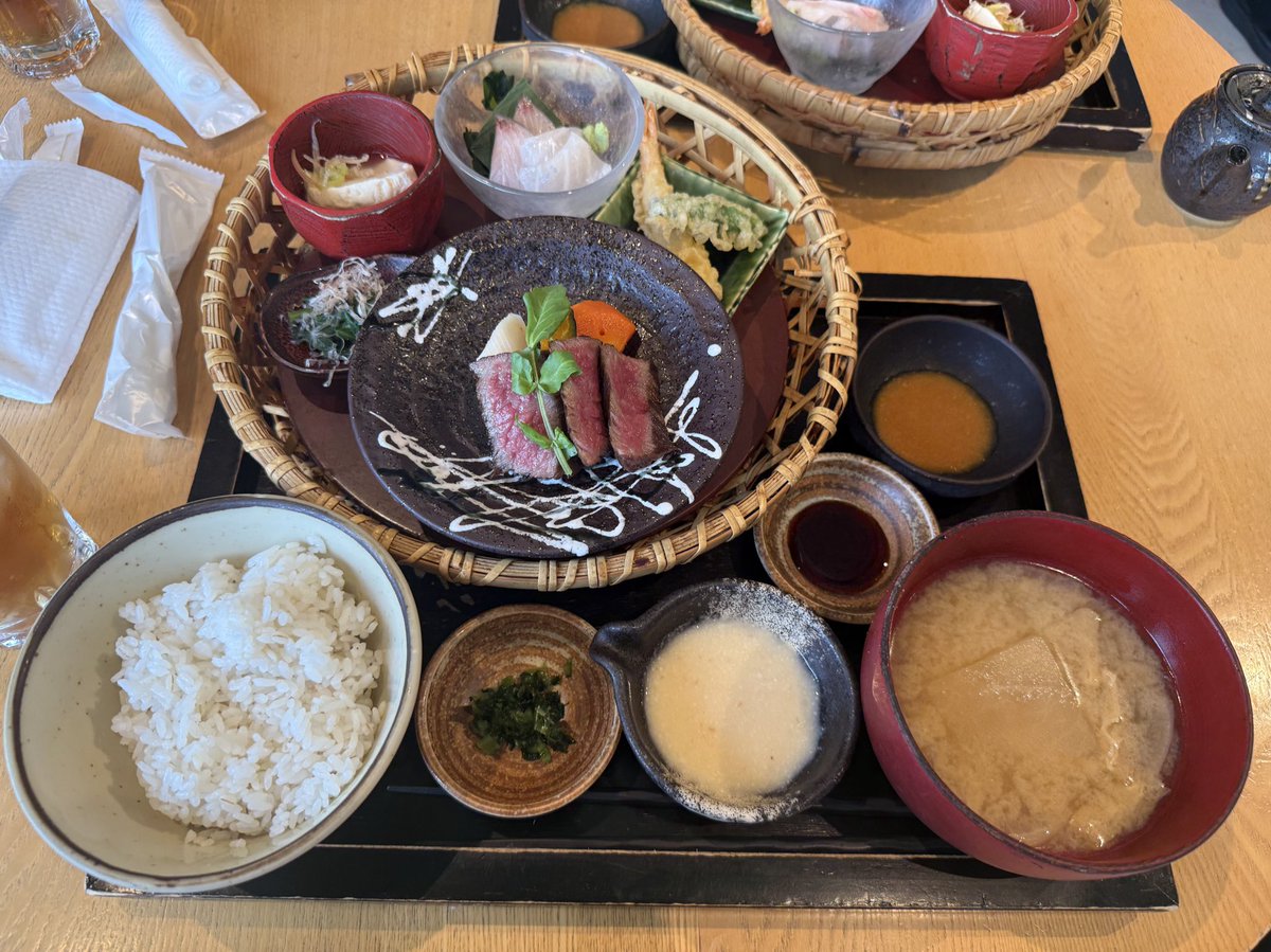 cafe_costar's tweet photo. Dynamic Kitchen &amp; Bar響
カレッタ汐留店

46階にある素敵なレストランでした✨
予約してなくてもそんなに混んでなくて刺身も天ぷらもステーキもどれも美味しかった。 https://t.co/Ex49lt21w3