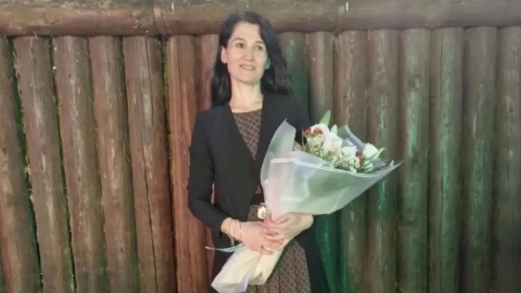 Ben öğretmen çocuğuyum. Bu cinayetle ilgili birkaç tespit aktaracağım. Çeşitli vesilelerle hep anlatıyorum, anlatmaya devam edeceğim. Bin kere tekrar etsem yeridir. Çünkü bize özel değil, Türkiye’nin ciddi bir devlet olduğu zamanın genel hikayesiydi.

Öğretmen ailesi öyle